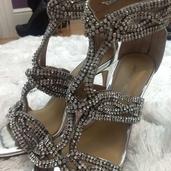 Antonio Melani Paolma silver heel w/ rhinestones - Picture 5 of 9